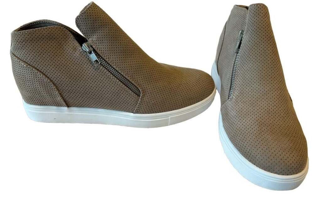 NWOB Cushionaire Hart Women's Perforated Hidden Wedge Sneaker, 10W